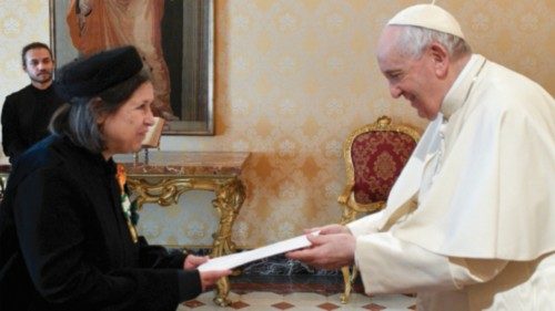 Amb. Aikaterini-Katia Georgiou con Papà Francesco - foto Osservatore Romano