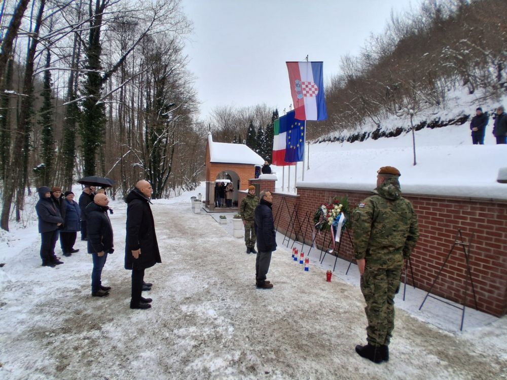 Amb. Trichilo commemora militari italiani vittime eccidio Podrute - foto: Ambasciata