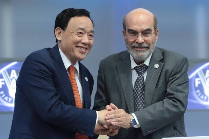 Qu Dongyu e José Graziano da Silva alla cerimonia per il passaggio di consegne.- ©FAO/Alessandra Benedetti