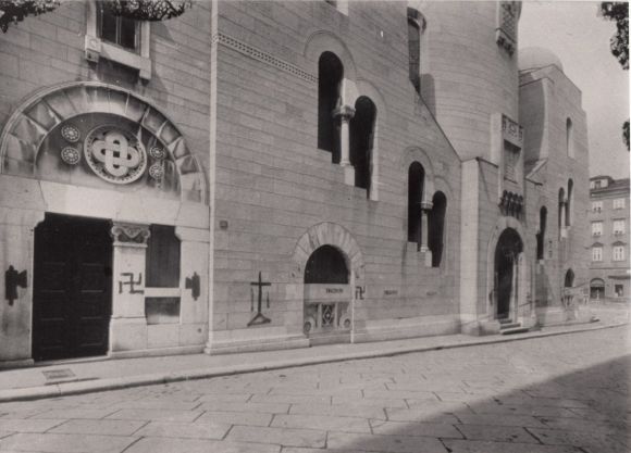 La Sinagoga di Trieste imbrattata dai fascisti nell'ottobre del 1941. Archivio della Comunità ebraica di Trieste