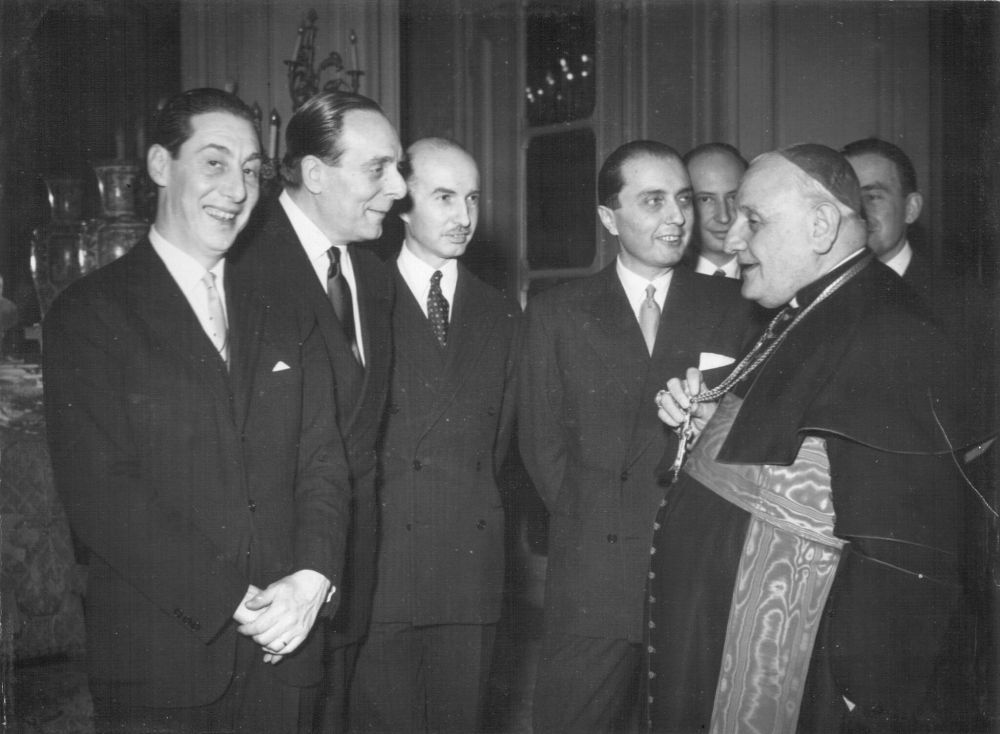 1953, Parigi-Angelo Roncalli, Nunzio Apostolico a Parigi, con funzionari dell'Ambasciata. Roberto Gaja, Consigliere d'Ambasciata, &egrave; il terzo da sinistra (da Immaginario diplomatico)