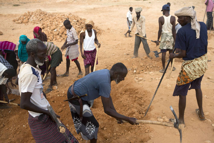 Costruzione di un bacino idrico in Somalia - Photo: ©FAO/Karel Prinsloo