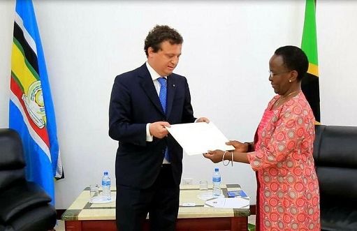 L'amb. Marco Lombardi con il ministro degli Affari Esteri di Tanzania, Liberata Rutageruka Mulamula