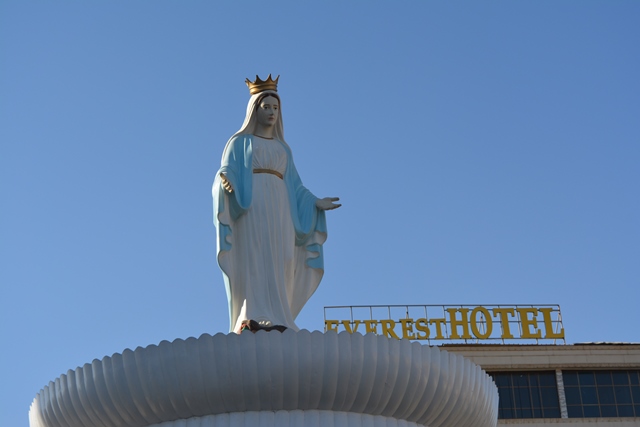 Erbil, monumento mariano nella piazza principale del quartiere cristiano di Ankawa