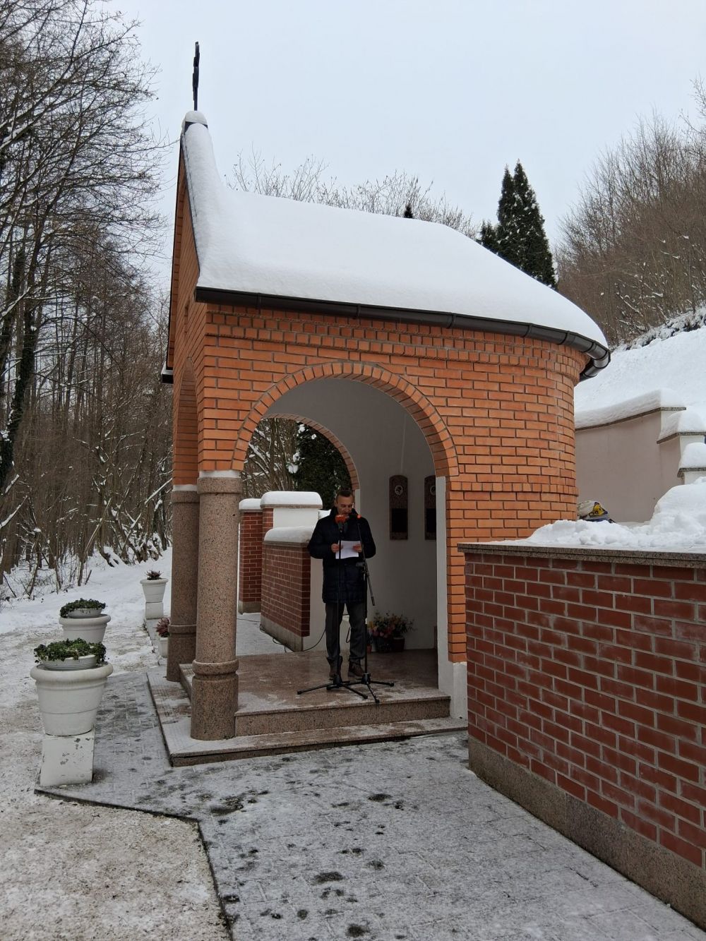 Amb. Trichilo commemora militari italiani vittime eccidio Podrute - foto: Ambasciata