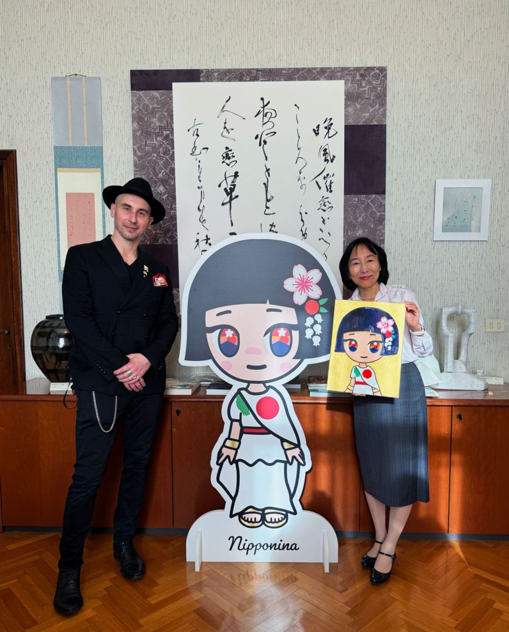 L'amb. ONO Hikariko con Simone Legno, autore di Nipponina mascotte per 160 anni relazioni con Italia