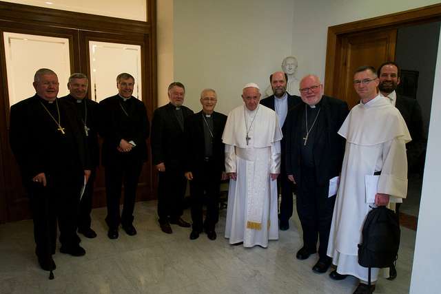 Il Direttivo COMECE dal Papa per la presentazione del convegno (Re)Thinking Europe. A destra, padre Olivier Poquillon Foto: COMECE