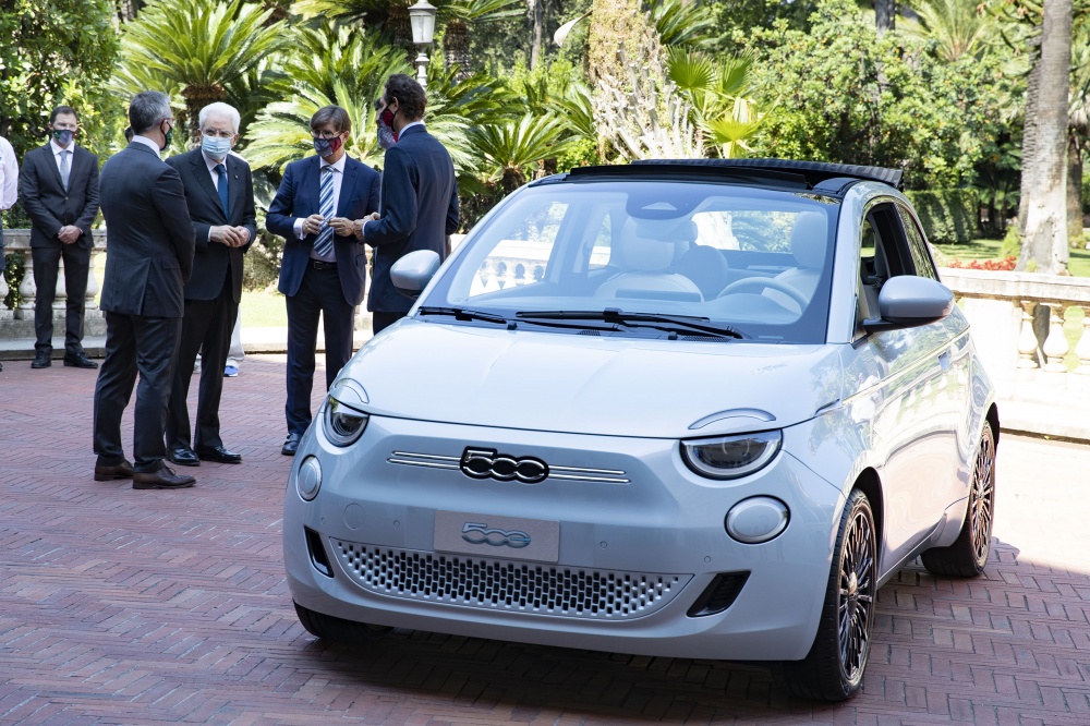Il presidente della Repubblica Sergio Mattarella con John Elkann, presidente di Fiat Chrysler Automobiles, in occasione della presentazione della nuova vettura “Fiat 500” elettrica