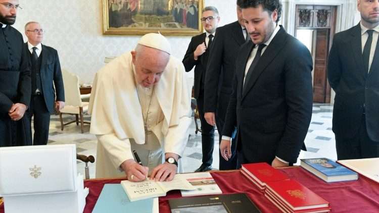Papa Francesco e il Primo Ministro del Montenegro Foto: Vatican Media