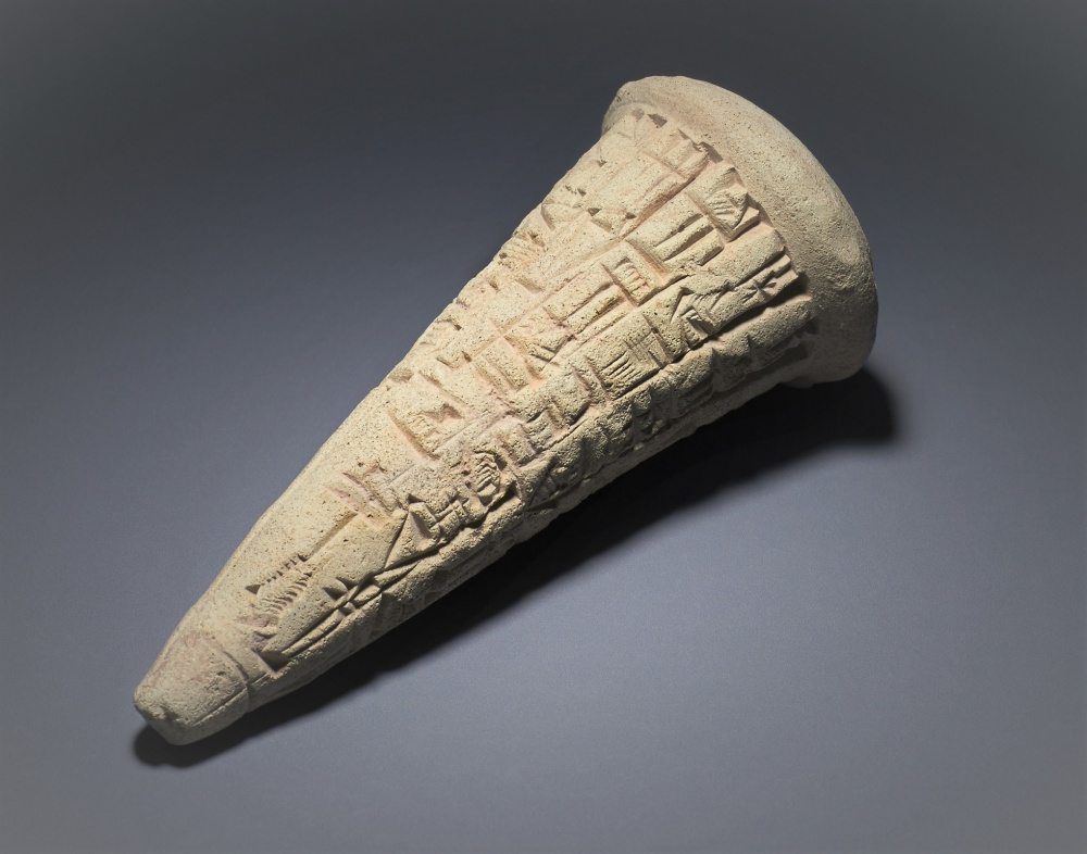 Londra, British Museum, cono votivo di argilla cotta