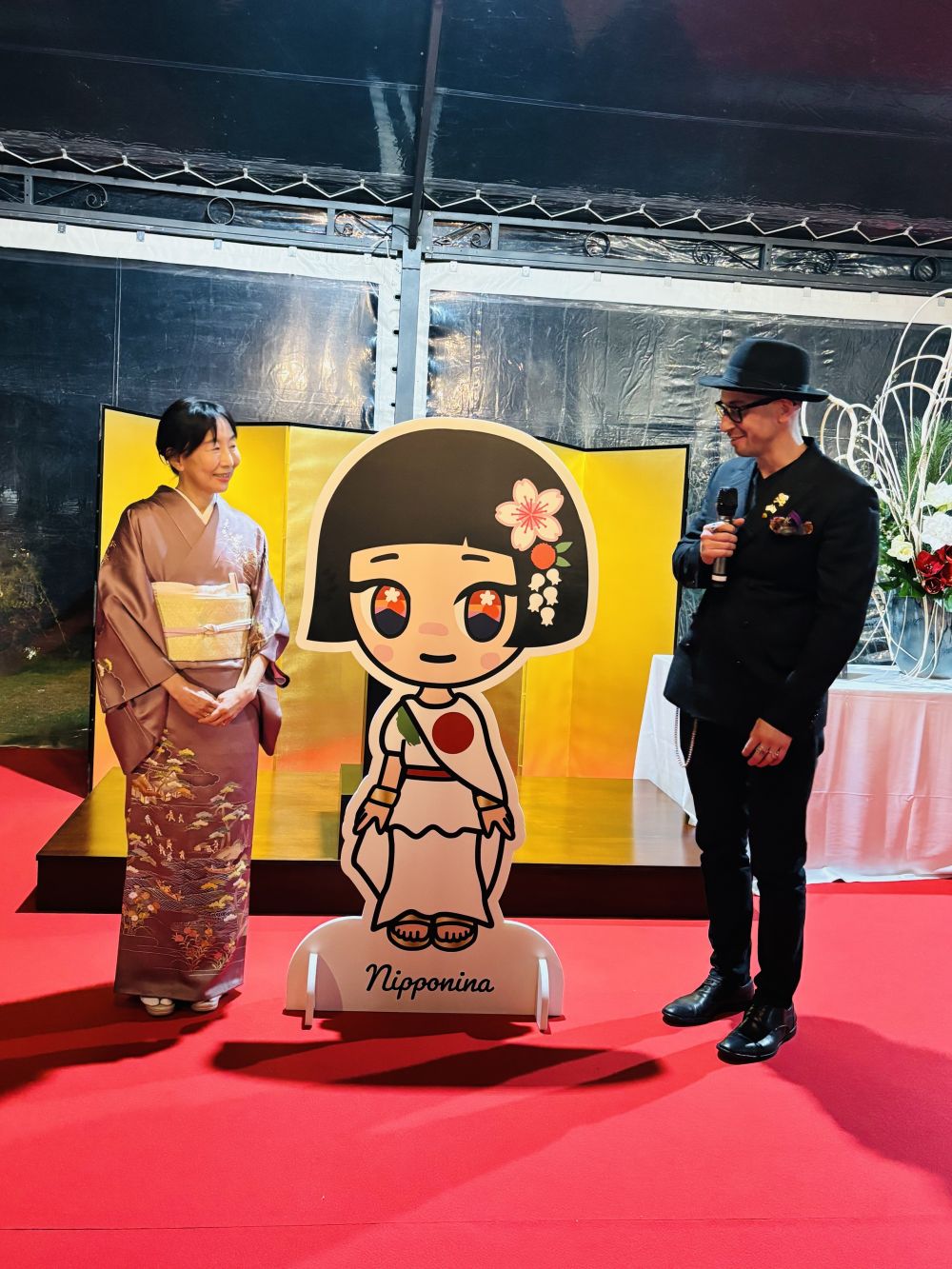 L'amb. ONO Hikariko con Simone Legno, autore di Nipponina mascotte per 160 anni relazioni con Italia