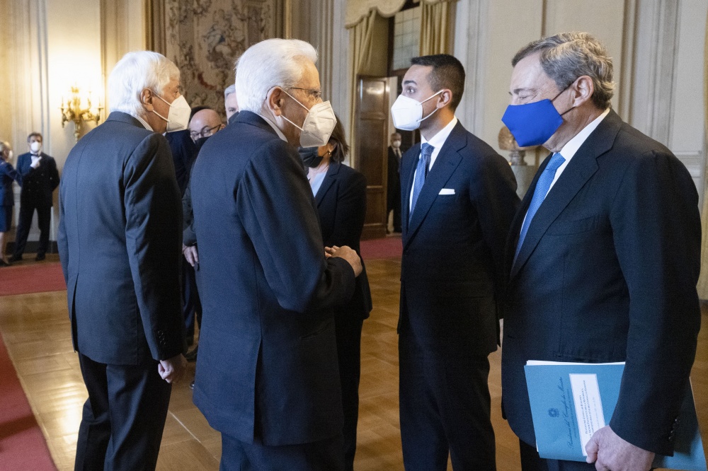 Il Presidente Mattarella con il Presidente del Consiglio Draghi ed altri membri del Governo, in vista del Consiglio Europeo