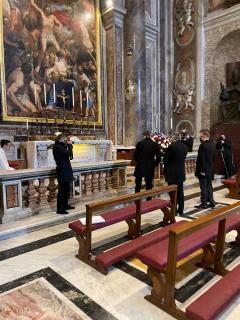 deposizione dei fiori sulla tomba di San Giovanni Paolo II