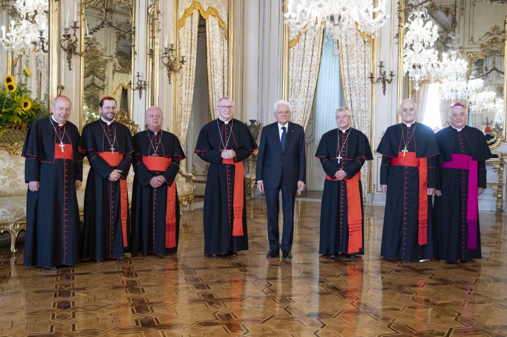 Sergio Mattarella con il card. Pietro Parolin e i cardinali italiani di nuova nomina (foto Quirinale)