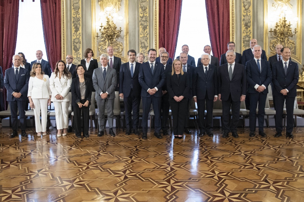 Il presidente Sergio Mattarella con la presidente del Consiglio Giorgia Meloni e i ministri del nuovo Governo