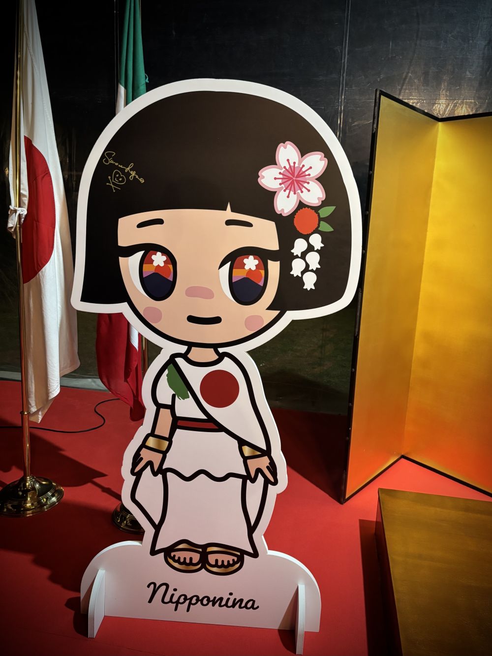 L'amb. ONO Hikariko con Simone Legno, autore di Nipponina mascotte per 160 anni relazioni con Italia