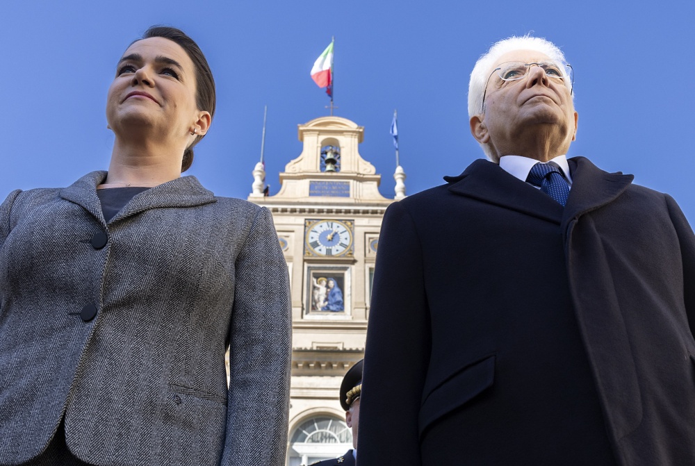 Presidente Sergio Mattarella e Katalin Novák, Presidente di Ungheria, nel corso degli onori militari (Foto Quirinale)