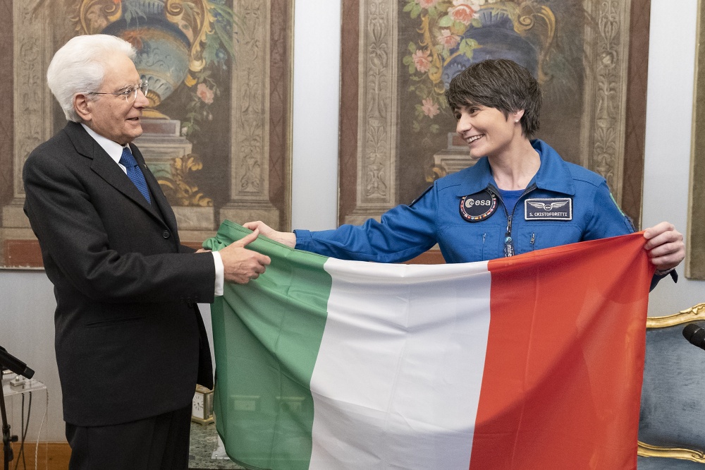 Mattarella con Samantha Cristoforetti, alla restituzione del Tricolore (foto Quirinale)