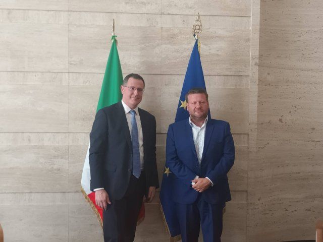 Viceministro Fluxa con consigliere diplomatico del ministero del Turismo italiano, Simone Landini