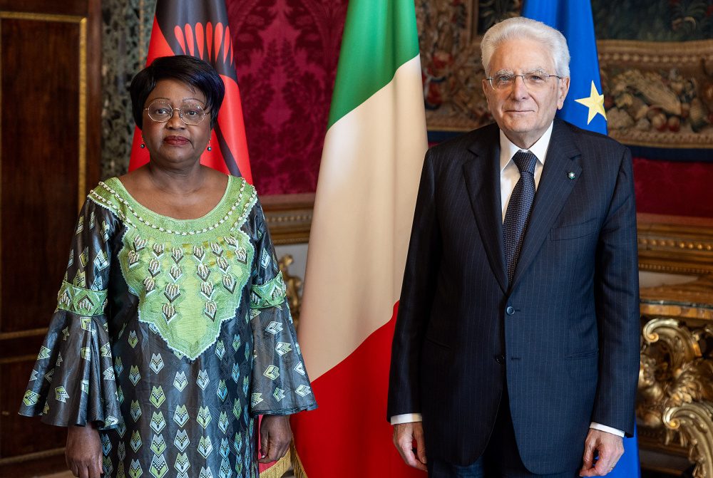 Sergio Mattarella con Naomi Areta Ngwira, nuovo ambasciatore della Repubblica del Malawi