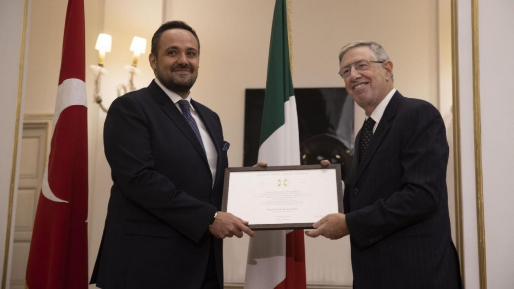 Murat Karahan riceve da amb. Gaiani il titolo dell'Ordine di Cavaliere della Stella d'Italia