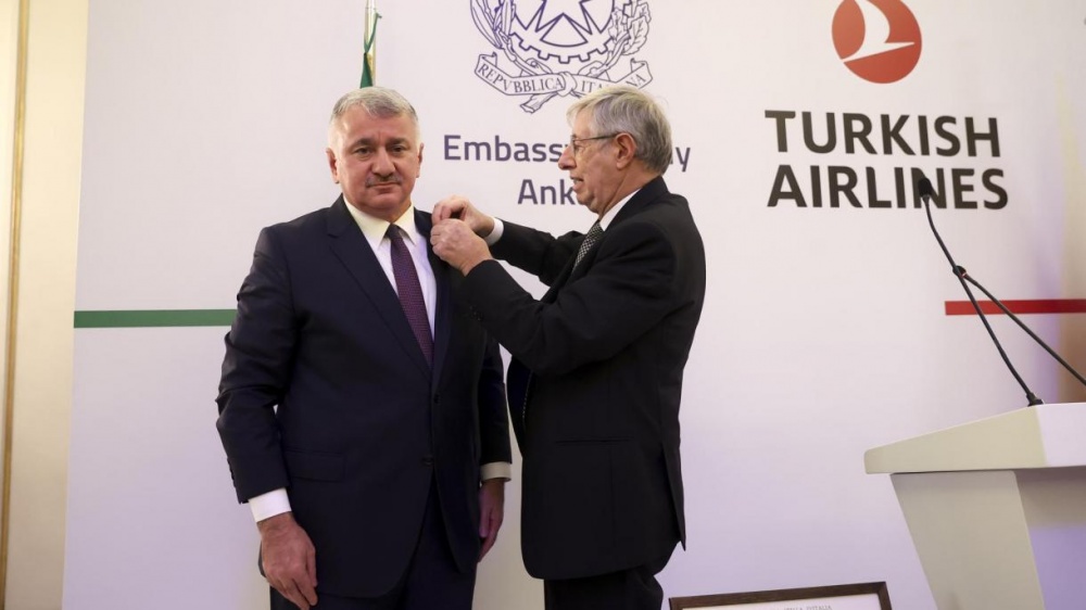 Amb. Gaiani consegna onorificenza italiana a Bilal Ekşi, direttore generale Turkish Airlines