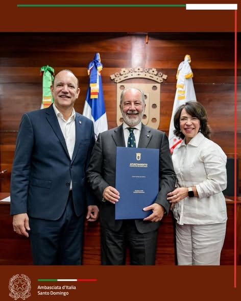 Ad amb. Queirolo Palmas riconoscimento di Santiago de los Caballeros - foto: Ambasciata