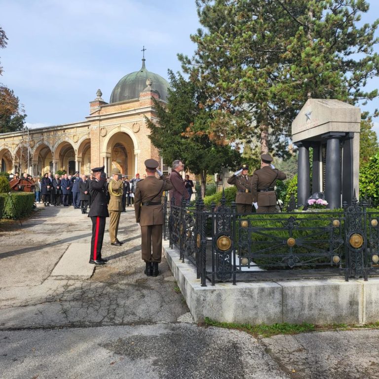 L'amb. Sacco al Cimitero di Mirogoj a commemorazione dell'11 novembre (Foto Twitter/ItalyinCroazia)