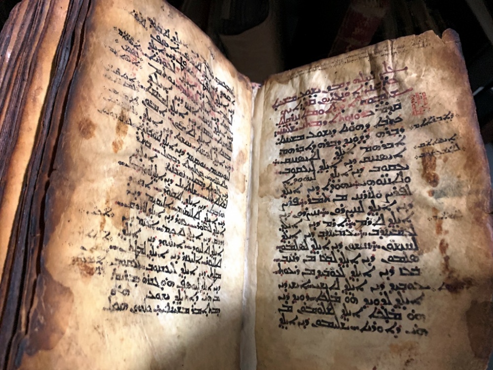 Volume manoscritto custodito dai monaci caldei nella biblioteca del loro Monastero