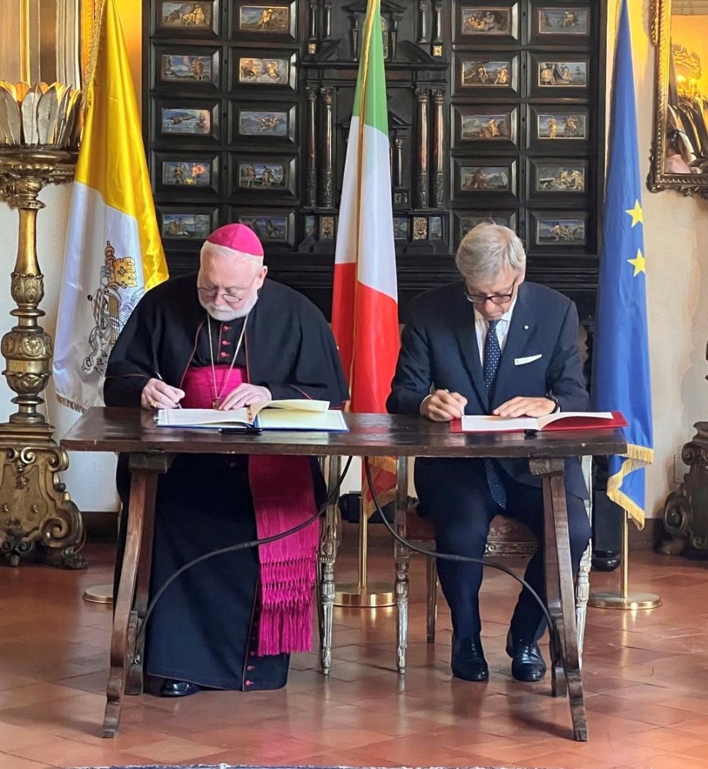L&rsquo;amb. Francesco Di Nitto, e mons. Richard Paul Gallagher firmano l'accordo - foto: Ambasciata