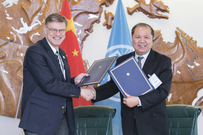 Photo: ©FAO - Árni M. Mathiesen, Vicedirettore Generale della FAO per la Pesca e l'Acquacoltura, alla firma dell'accordo con Wang XiaoHu, Presidente della CAFS, nella sede romana della FAO