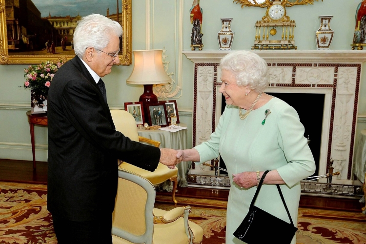 Il presidente Sergio Mattarella con la Regina Elisabetta II (foto Archivio Quirinale)