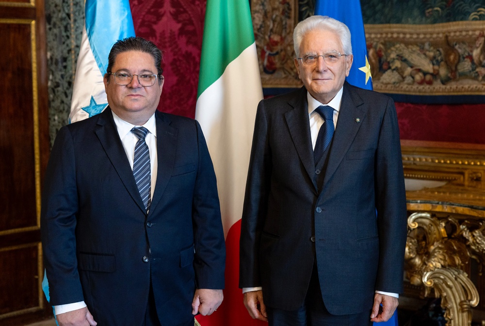 Sergio Mattarella con Ernesto Pumpo, nuovo Ambasciatore dell’Honduras