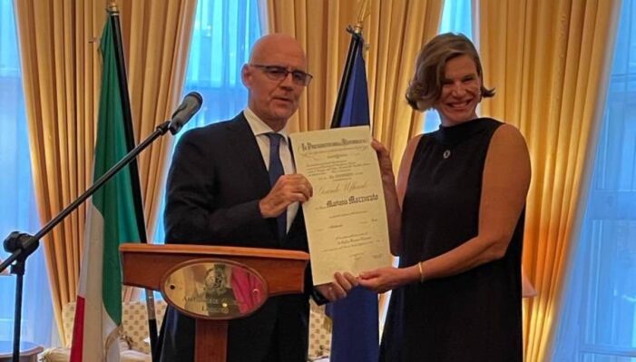 Mariana Mazzuccato riceve l’onorificenza dall’amb. Raffaele Trombetta