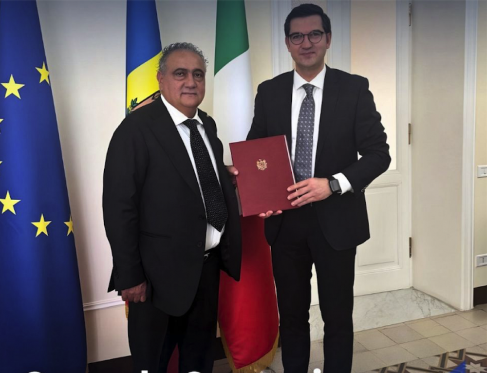 Adamo Guarino con l’ambasciatore Oleg Nica