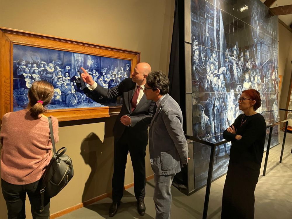 L'amb. Augusto Massari in visita al Royal Delft - foto: Ambasciata