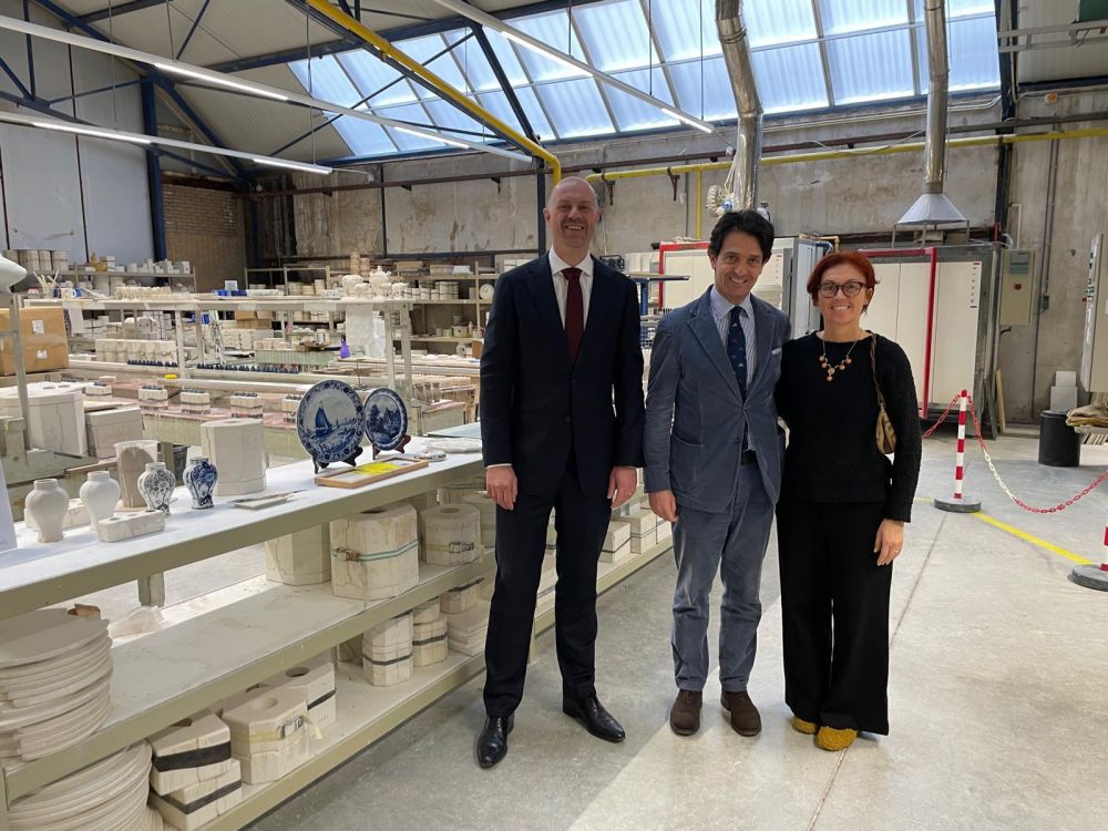 L'amb. Augusto Massari in visita al Royal Delft - foto: Ambasciata