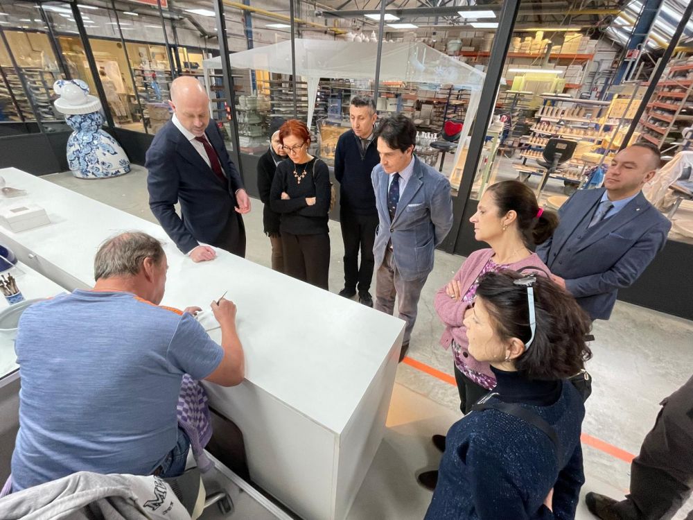 L'amb. Augusto Massari in visita al Royal Delft - foto: Ambasciata