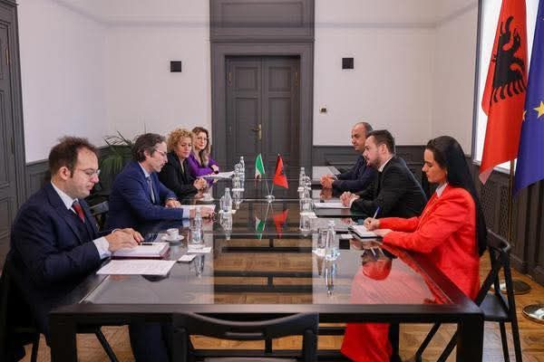 Incontra tra il ministro Salla e l&rsquo;ambasciatore Marco Alberti - foto RTSH Albania