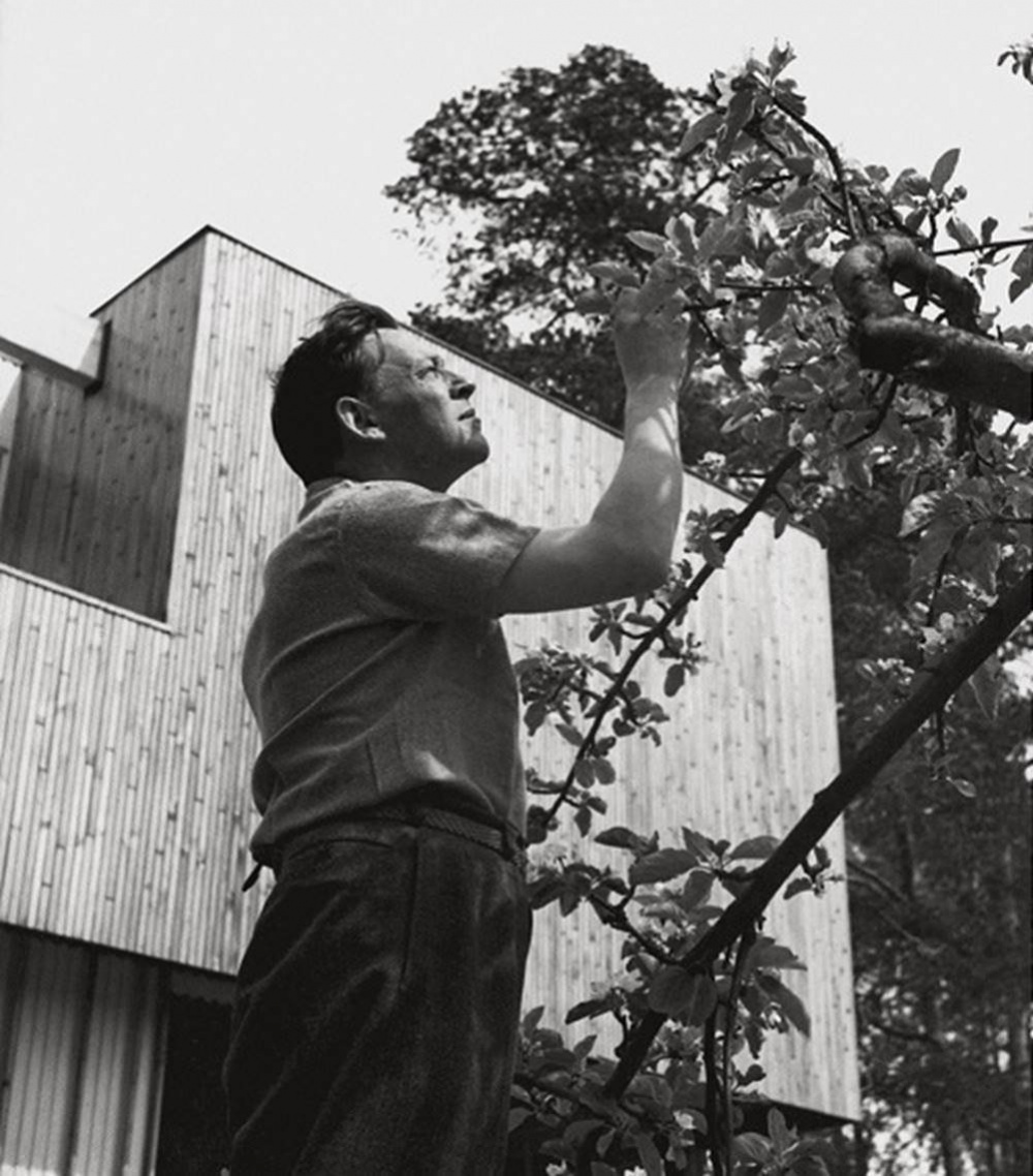 Alvar Aalto nel giardino della sua casa © Aalto Family
