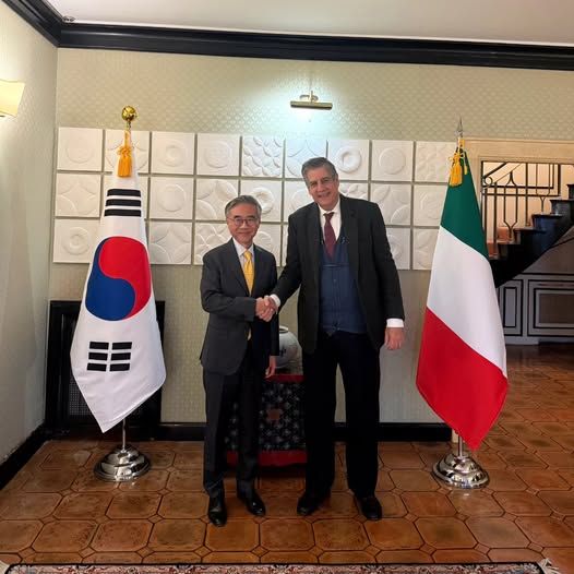 L'amb. Kim Choon-goo con l'amb. Stefano Pontecorvo - foto: Ambasciata