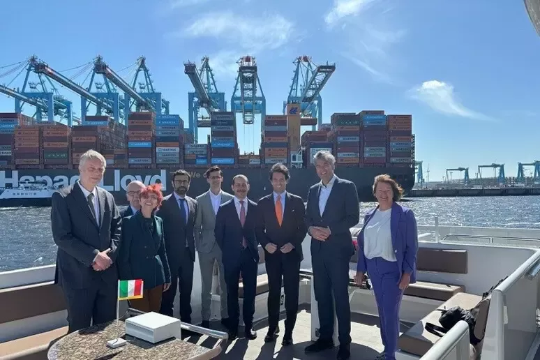 amb. Massari visita porto di Rotterdam su logistica e dogane