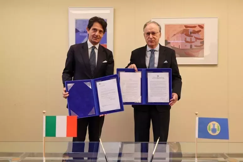 Amb. Massari consegna contributo a direttore generale Opcw, amb. Arias - foto: Ambasciata 