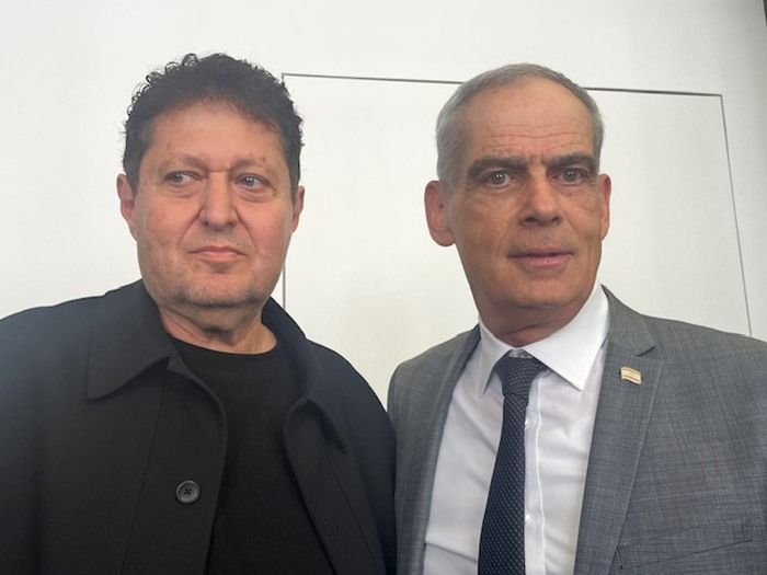 L'amb. Jonathan Peled con l'artista israeliano Belu-Simion Fainaru - foto: Ambasciata