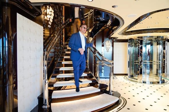 Amb. Tilman J. Fertitta a bordo del suo yacht