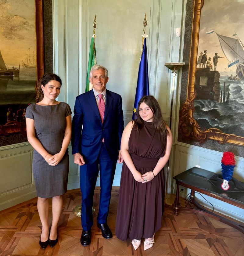 Amb. Luigi Maria Vignali con Giulia Tariello ed Eleonora Santonocito, giovani voci digitali italiane