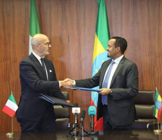 Ambasciatore Sem Fabrizi con ministro Finanze etiope, Ahmed Shide - Foto: Governo Etiopia