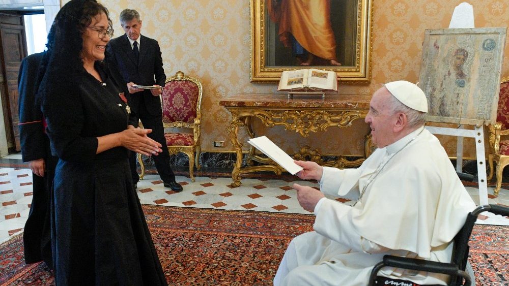 Amb. Patricia Araya Gutiérrez con il Papa - foto VaticanNews