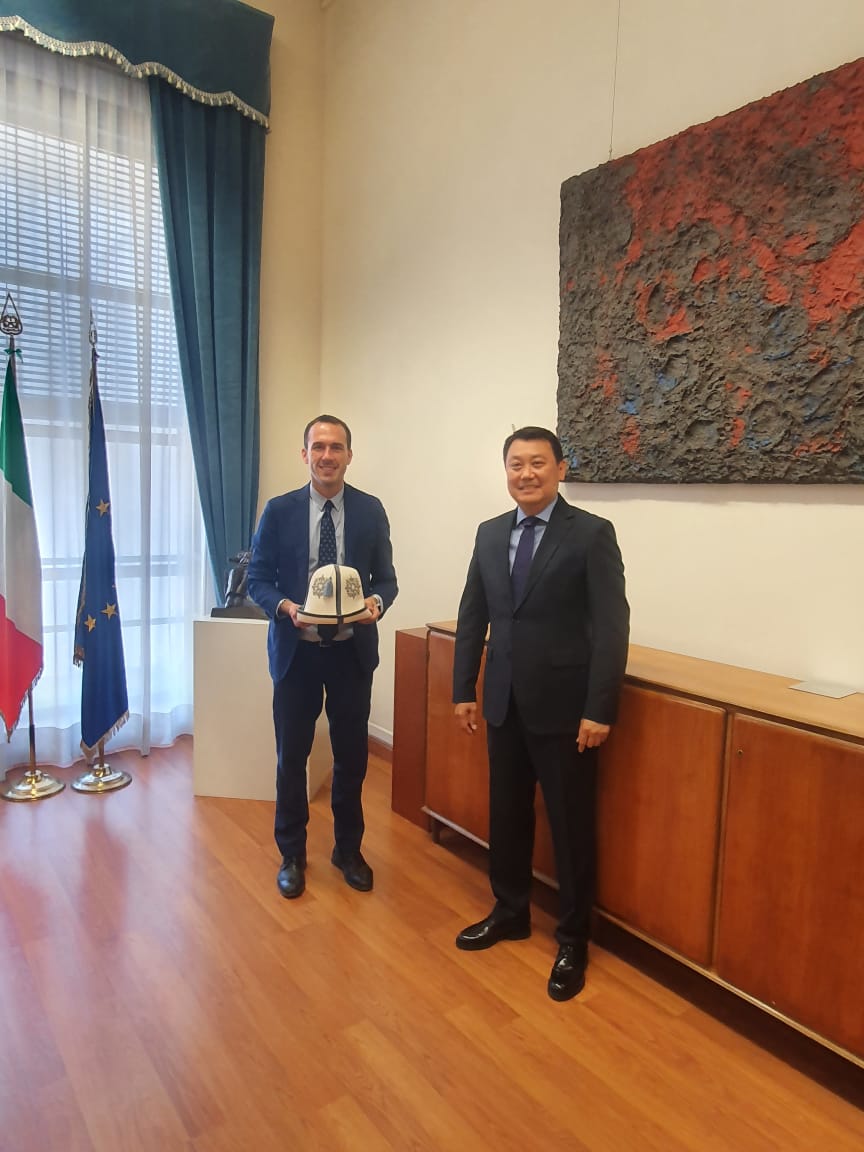 Amb. Taalay Bazarbaev e il sottosegretario Manlio Di Stefano