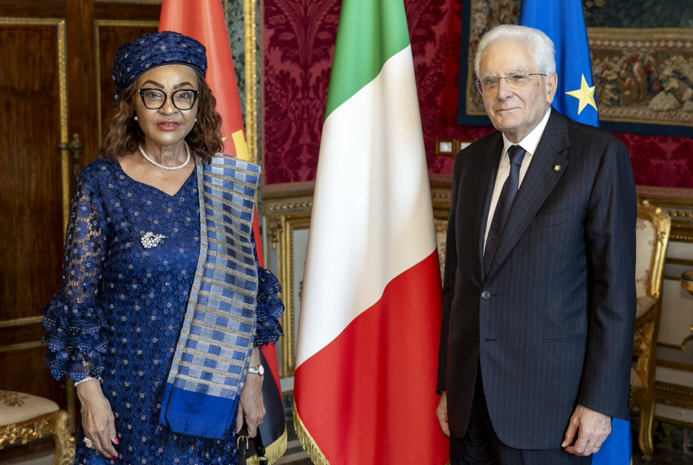 Sergio Mattarella con Josefa Leonel Correia Sacko, ambasciatore della Repubblica di Angola